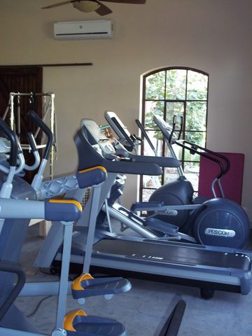 Equipo de 3 tr con calefacción en un gimnasio 