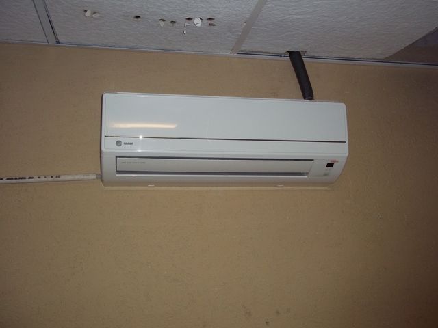 Instalación de mini-split de 1 Tr. en el SITE de el centro de computo de la universidad, Equipo de super eficiencia SEER 18 con gas refrigerante R-410