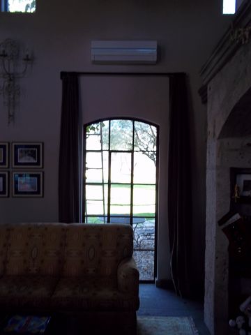 Instalación de 2 evaporadoras con calefacción en sala de reunión y televisor 
