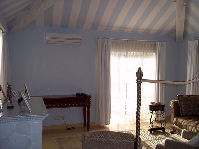 Instalación de equipo tipo high wall con calefacción en dormitorio